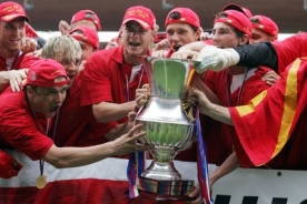Pudil (uprostřed) se raduje z titulu. Slavii však opouští